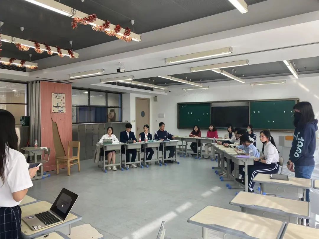 华师大二附中国际部：春风始拂  辩坛开启                