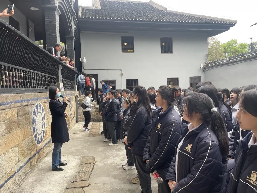 重庆枫叶国际学校:追寻先辈足迹 致敬红岩精神                