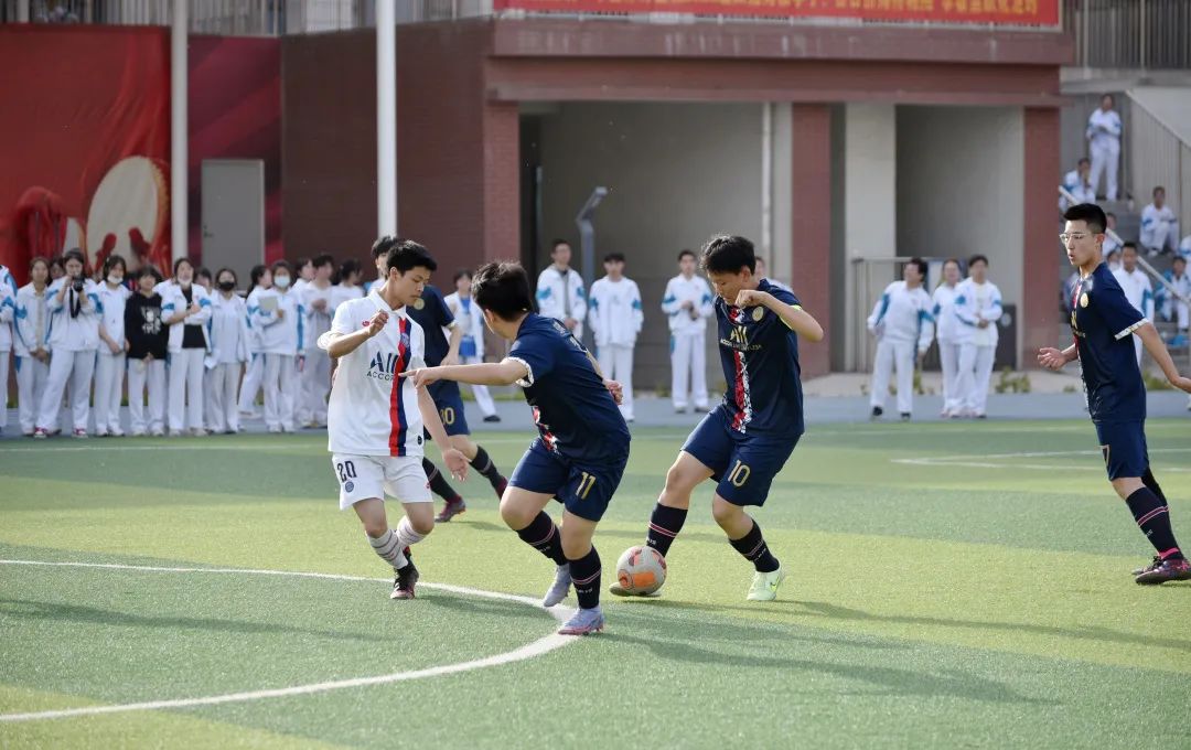 西安高新一中:4、11班联队黄伯衍上演“帽子戏法”连进三球