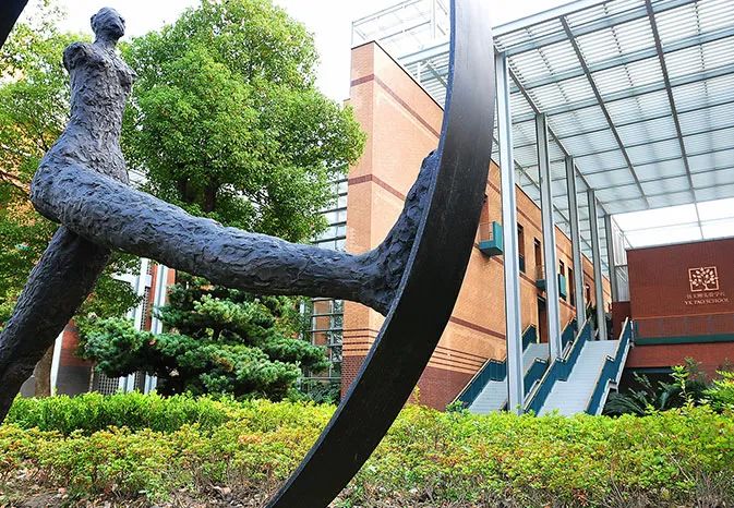 包玉刚实验学校学费标准是多少 _ 上海包玉刚国际学校