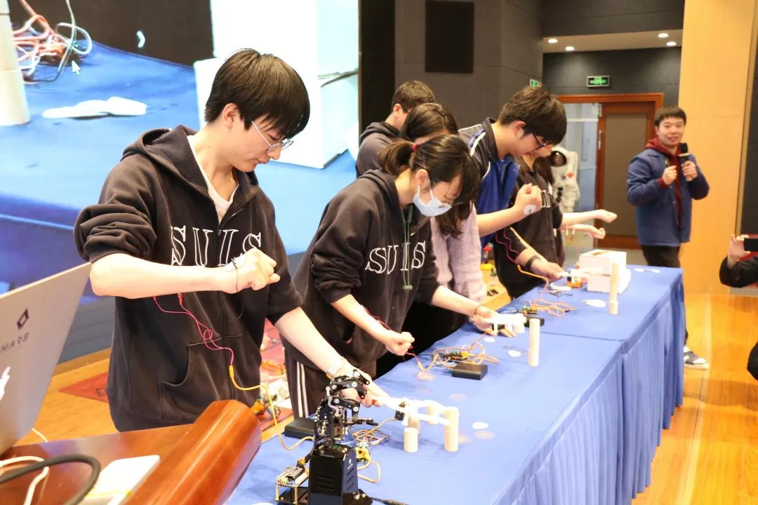 上海闵行区协和双语教科学校:“人机神经工程”讲座活动                
